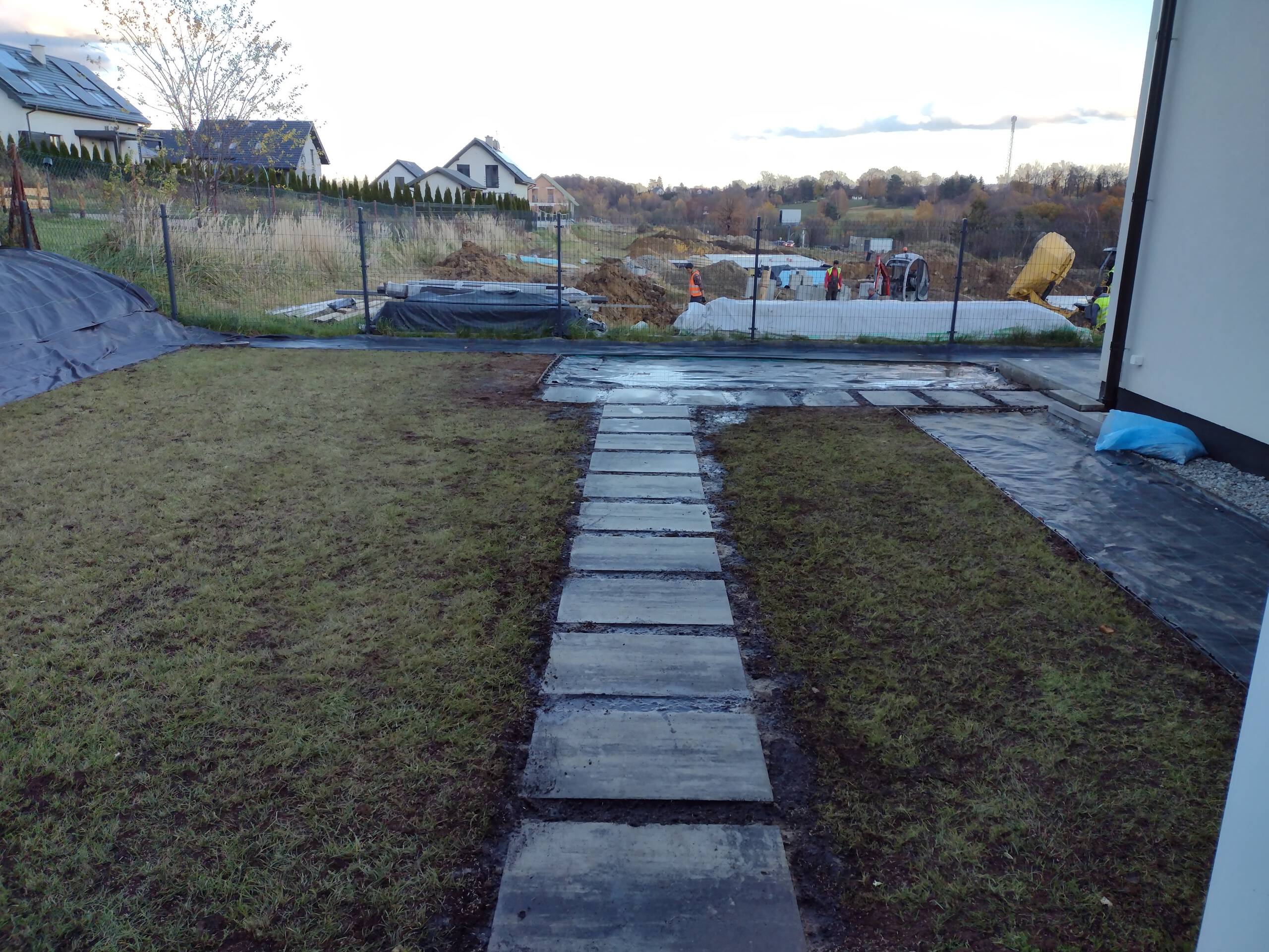 Wykonanie tarasu, ścieżki oraz zabezpieczenie skarp w ogrodzie w Libertowie